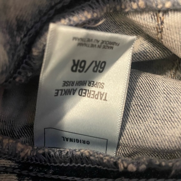 Express Tapered Ankle Super High Rise Jeans Light Wash, Size 6 28" Waist. - Picture 7 of 11